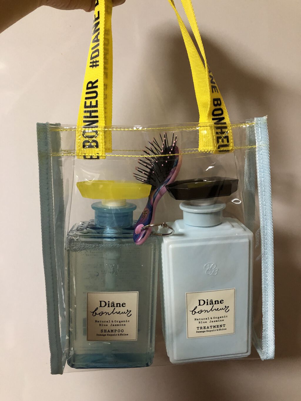 香水瓶の見た目のようなおしゃれさで目を惹かれました。香りもジャスミンの香りが癒されてお気に入りです。
モイストダイアンシリーズは前から周りでも評判が良いのですが、その評判に違わずサラサラの髪質をキープでき、洗い上がりもまとまりが良いので使