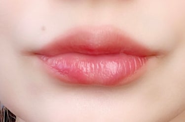 🎀＼キスしたくなる唇ができる！？／🎀
🎀＼ロムアンド　デュイフルウォーターティント　正直レビュー🎀

୨୧ ┈┈┈┈┈┈┈┈┈┈┈┈┈┈┈┈┈┈┈┈┈┈୨୧
ロムアンド　
『デュイフルウォーターティント』
01 インコーラル
1320円

ロムアンドのリップは王道✨王様ですよね☺️
でも多すぎて色悩みません？😕☁️
その中でも、01番可愛かったのでお知らせです🍑

ボトルと中身が一見、ピンク味強くね？て思ったんですが、塗ってみたら馴染む！イエベもいけます☺️

そして、インテグレートのリップペンシルBE350と
相性抜群！ぷっくりぷるんなります🍑

テラコッタ系の可愛い唇が爆誕します♡
春らしい明るめのカラーでめちゃかわいいです🍑

春らしいカラー探してた方、おすすめです🍑✨

もうマスクもしないし、
ちゅるん感ほしいですよね☺️🍑
是非試してみてください🍑

皆様の、
お買い物の参考になれば嬉しいです🎀

いいね、フォローよろしくお願いします🎀


୨୧ ┈┈┈┈┈┈┈┈┈┈┈┈┈┈┈┈┈┈┈┈┈┈୨୧
#rom&nd #デュイフルウォーターティント #ティント #ロムアンド  #推せる春色コスメ紹介  #褒められメイクテク  #の画像 その2