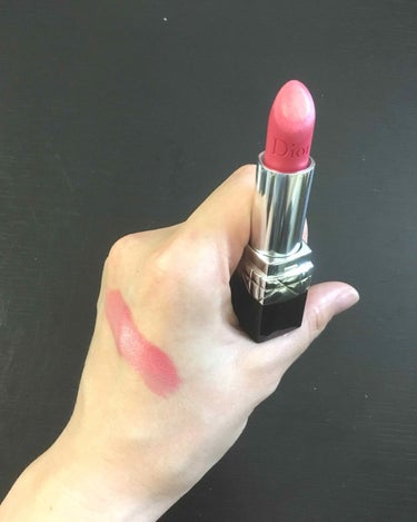 質感で差をつけたい、唇を立体的に見せたい時のリップ💄
ルージュディオール ダブルルージュ 288 ミスクラッシュ

周囲はマットなカラーで中心部分がメタリックになっている個性的なリップです。
つけてみる