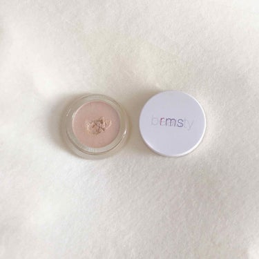 rms beauty
シャンパンローズルミナイザー


自然なツヤ感が出る、絶妙なカラー。


キラキラ主張しすぎず、
でも良い感じにツヤ感。


鼻筋とかにハイライターとして使うのはもちろん、
他にも