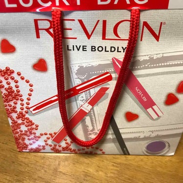 初めまして。
明けましておめでとうございます🎍

REVLONのラッキーバッグを始めて購入しました。
もともとREVLONフリークなので、内容には満足です。
中身は、表示したものに加えて、

カラーステ