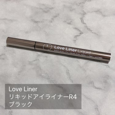 \描きやすさ抜群アイライナー/

ラブ・ライナー(Love Liner)
リキッドアイライナーR4
ブラック
￥1,760

✰----------スペック----------✰
年齢：20代後半
1st：ブライトサマー
2nd：クリアウィンター
肌質：乾燥性敏感肌
　　　かなり乾燥しやすめ
　　　金属アレルギー持ち
✰----------スペック----------✰

使いやすく安定の描きやすさの
アイライナーです！✧︎*。

元々リニューアル前にあった
グレージュを愛用していたのですが
ストックも底をつきたため
購入してみました😶

結構しっかりめの
濃密な黒色のテクスチャですが、
くっきりとしつつもキツさを感じない
色味になっていて、
まつ毛の生え際を埋めるだけで
一気に目元が締まります👀✨

描き心地をとても良く、
筆の細さやコシ・重さが程よく
手ブレもしにくいため、
描きたい箇所にスルスル描けます🥰

皮脂やこすれにも強く、
結構強めに擦っても
色落ちや滲みにくかった所も👌´-

ただ、1点だけ- ̗̀⚠︎ ̖́-
リフィル交換ができる関係で
持ち手部分が外せるのですが、
ポーチに入れたりすると
そこそこ持ち手が外れてしまうことがあり
持ち歩きするなら気をつけた方がいいのかな？
と思いました🤔💭

リキッドアイライナー初心者さんという方、
描きやすいアイライナーを求めている方には
特にオススメできるのかなと思います🙆‍♀️

気になる方は
ぜひチェックしてみてください︎︎︎︎☑︎

最後まで読んでいただき
ありがとうございました🙇‍♀️

#LoveLiner #ラブライナー #リキッドアイライナーR4 #ブラック #リキッドアイライナー #アイライナー #プチプラコスメ購入品 #プチプラコスメ #プチプラ #ブルベの画像 その1