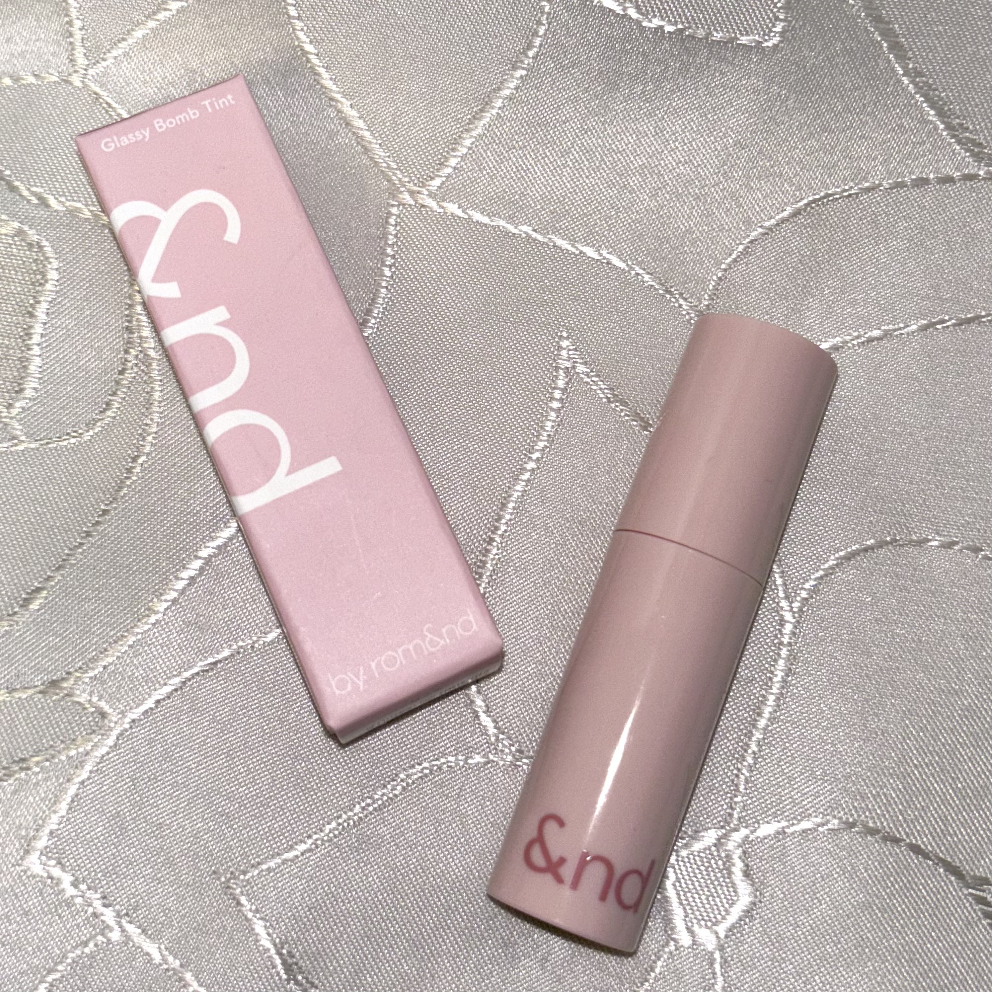 アンドバイロムアンド　グラッシーボムティント/&nd by rom&nd/リップティントを使ったクチコミ（1枚目）