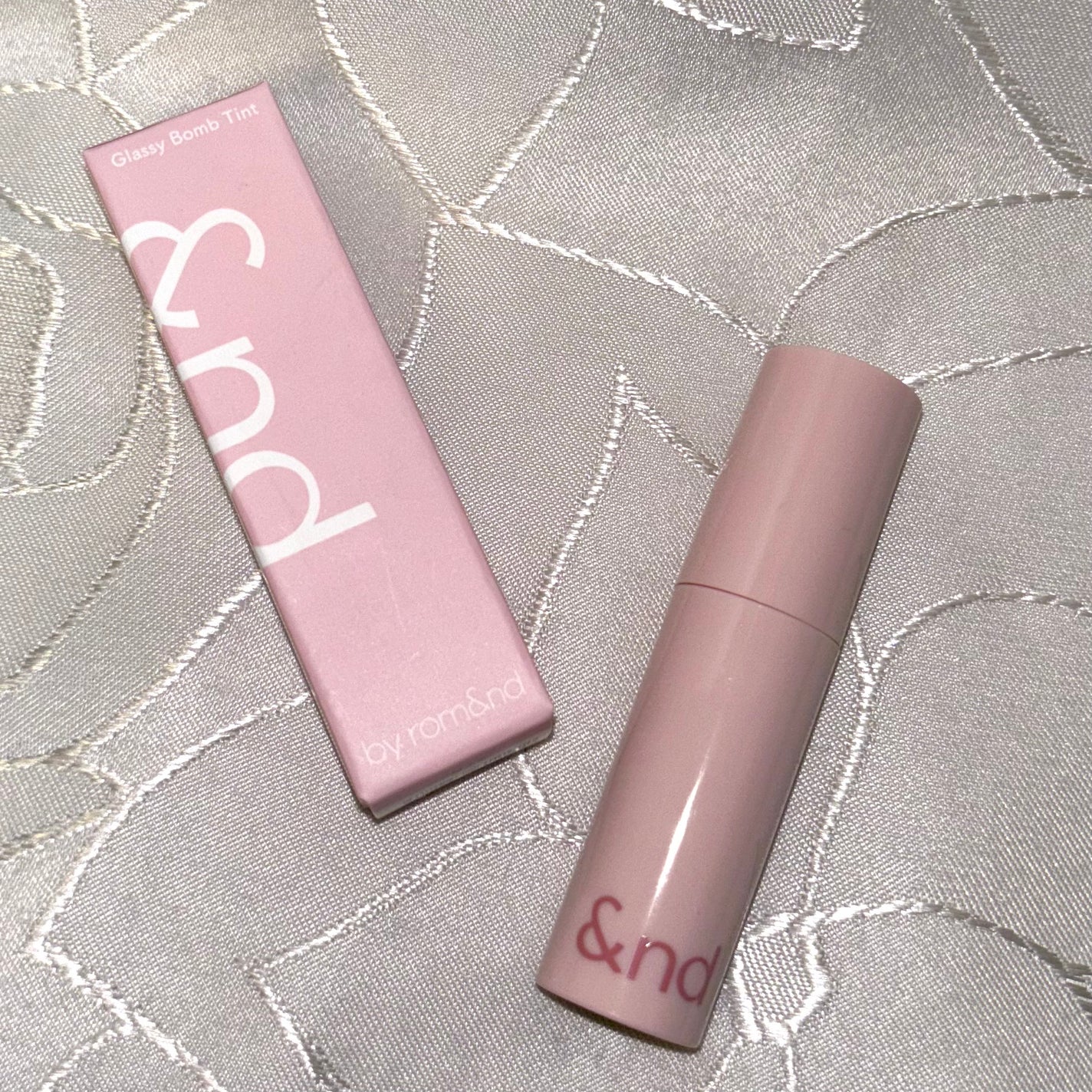 アンドバイロムアンド グラッシーボムティント/&nd by rom&nd/リップティントを使ったクチコミ(1枚目)