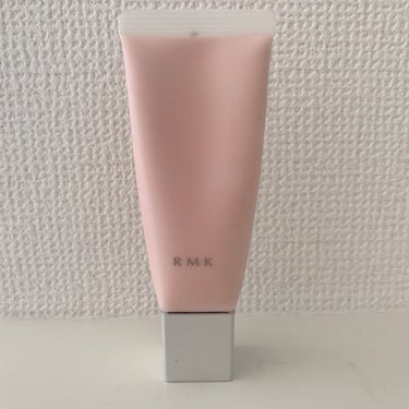 RMK スムースフィット ポアレスベース02

テクスチャーはみずみずしくて伸びやすくて
塗りやすい。
気になる毛穴に塗ると目立ちにくくなる！

日焼け止め効果はほぼないので
ポイント使いが良いのかなと