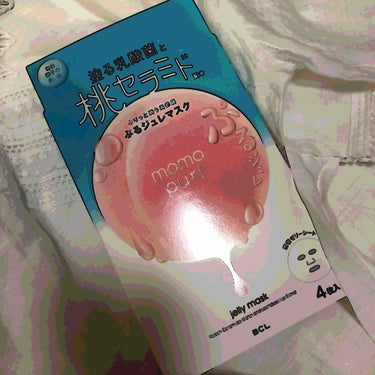 まず、シートがぷるぷるで
いや、ぷるっぷるです、笑

普通のシートよりは
薄めです。

感想.....
つけ終わると
顔に膜ができる感じになります。
なんでその後にしっかり保湿して
寝ました。
次の日お