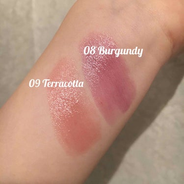 Opera lip tint
自分の唇の色が透ける発色なので
馴染みやすくて使いやすいです◎

ぷるぷるのリップってやっぱりかわいい💖
どちらのカラーも色っぽくてステキです

3枚目はティッシュオフ後の