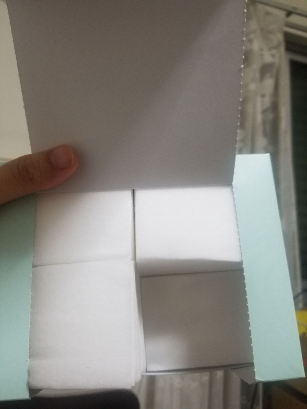 ESTEE LAUDER フェイシャルコットンのクチコミ「デパートで初めて購入しました☆

天然コットン 100％ 化粧専用で100枚入り😁

使い心地.....」（2枚目）