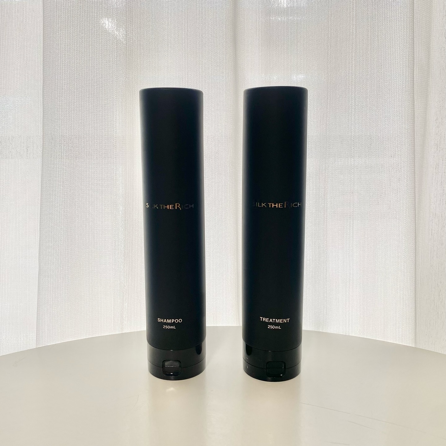 ✿シルクザリッチ【スカルプ&リペア】《ムードナイトムスクの香り》シャンプー・トリートメント ✿

高級感のあるムードナイトムスクの香りで、
素敵な黒のパッケージ！
お風呂タイムが楽しくなります◎

10種の美容成分で頭皮環境を整え、うるおい