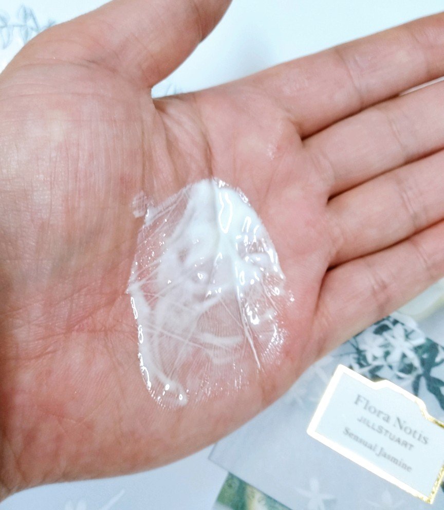 エッセンシャルUVプロテクター センシュアルジャスミン/Flora Notis JILL STUART/日焼け止めクリームを使ったクチコミ（3枚目）