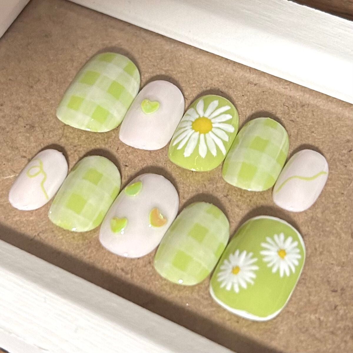 ねこ🐱 on LIPS 「☑︎ギンガムチェック(ピスタチオグリーン、デイジー)🤍💚#ネイ..」(4枚目)