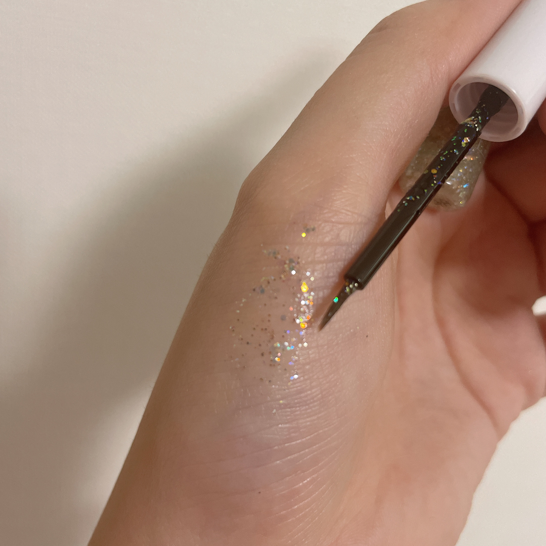 グリッター イルミネーションライナー R 05オーロラシャワー/CipiCipi/リキッドアイライナーを使ったクチコミ（2枚目）