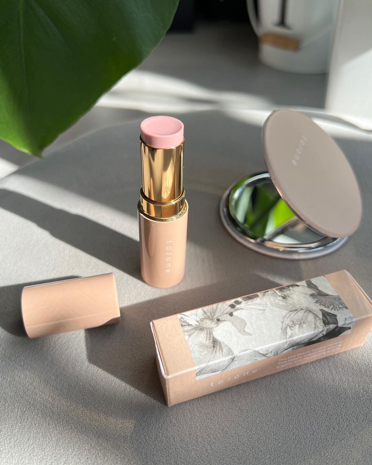 t_h_h_t on LIPS 「*@toonecosmetics#ルミナイザーバー03ラベンダ..」(5枚目)