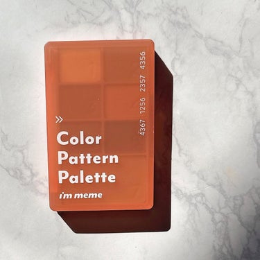 『 I’M MEME / COLOR PATTERN PALETTE 』
⁡
アイシャドウ6色とチーク1色構成のパレット。
03 Sand Patternはブラウザ構成なので、それ以外にも、アイライナー、シェーディングなどマルチに使える

01 Coral Pattern
02 Petal Pattern
03 Sand Pattern←使用カラー
⁡
◇Color Chart◇
①Warm sand
②Ash Breeze
③Terracotta Clay
④Sand Beach
⑤Earth
⑥Mud Brick
⑦Malibu
⁡
◆◆◆◆◆
◇◇◇
⁡
アイシャドウ6色とチーク1色構成のパレットですが、03 Sand Paletteはブラウンパレットなので、他にもアイブロウやアイライナー、シェーディングなど、マルチに使えます。
⁡
カラーは黄みのあるブラウン、赤みのあるブラウン、グレーみのあるブラウンなど、どなたにも使えそうなカラーが揃っています。
⁡
中でも私が一番好きなテクスチャーが⑤のシマーなのですが、こういうパール感のあるものが一つでも入っていると華やかになって嬉しいです。
⁡
⑦のチークは、私には少し濃いのでシェーディング、ノーズシャドウとして使いました。　
⁡
パウダーは、マットでもしっとりしていて、まぶたに乗せる時に粉飛びをすることはありません。
発色も密着度もとても良かったです。
⁡
私のパーソナルカラーがブライト春夏で彩度も明度も高めが良いとのことなので、このパレットは私には少しトーンが濃かったんですが、たまにはこういう濃いめのカラーも楽しいなと思いました。
⁡
今年のラッキーカラーがブラウンで、ブラウンのアイシャドウをすると良いそうなので、ブラウンカラーにもっとチャレンジしてみたいです。
⁡
〜＊＊〜　　　〜＊＊〜　　　〜＊＊〜
⁡
gifted by …
@doer_jp
素敵な製品をありがとうございました❤️
⁡
#doer #doerコスメハッシュタグ #immeme #アイムミミ #colorpatternpalette #カラーパターンパレット #sandpattern #サンドパターン #マルチパレット #提供の画像 その2