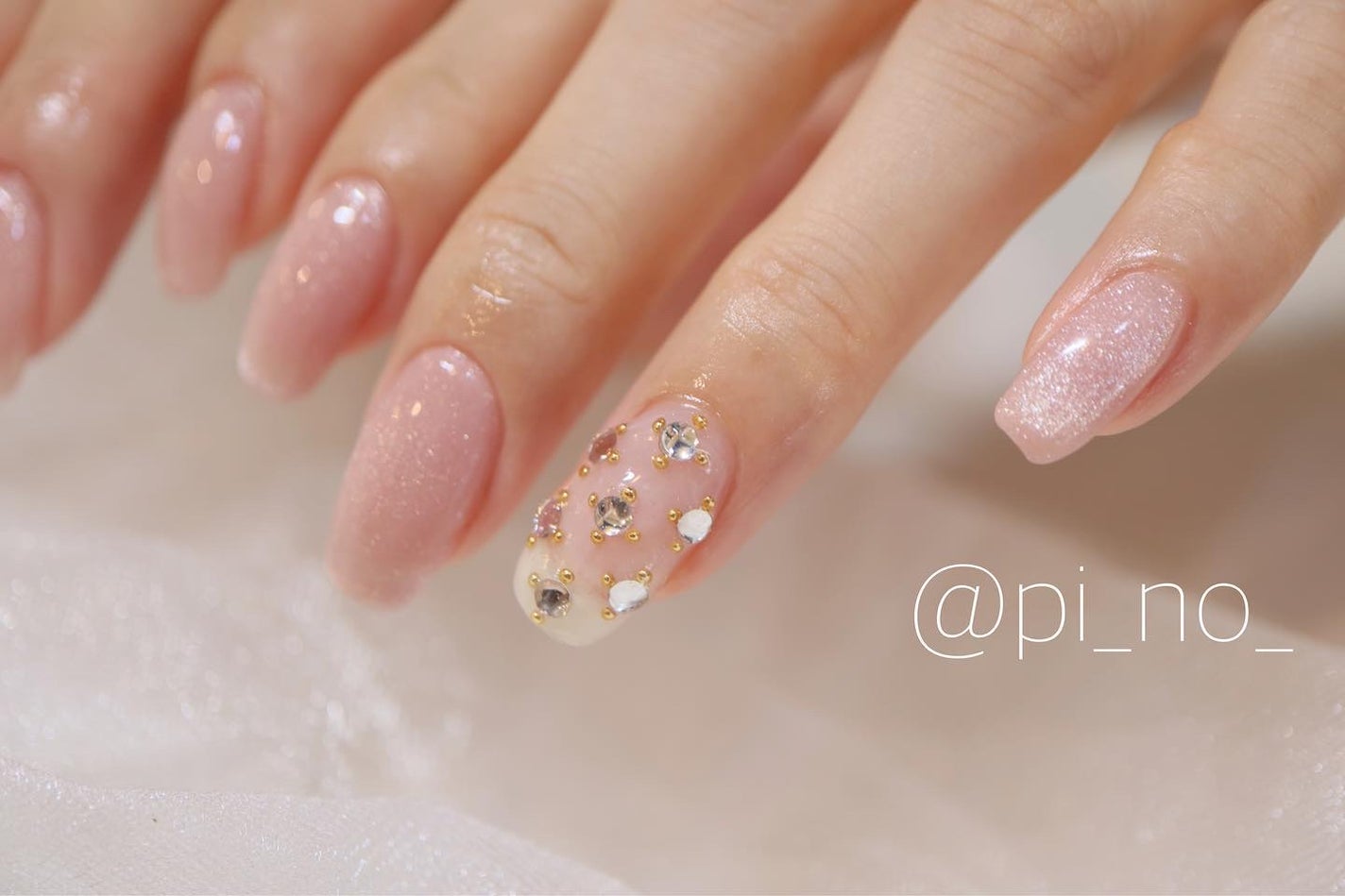 shino on LIPS 「キラキラ乙女ネイル💅ピンクマグネット✖️ストーンが可愛いー😍✨..」(2枚目)