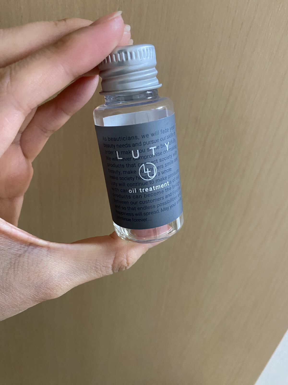 ルーティーのヘアオイル

タオルドライ後やドライヤーの最後の方につけて使ってました

オイルなのにすごく軽い。サラサラになります。

個人的にはちょっと物足りなかったけど、それでも良品なのはわかる…🧐
（直毛で髪細い方＋パーマなので、サラ