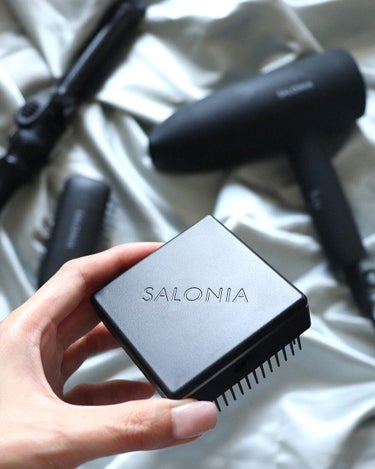 「ヘアケアアイテム」と言っても、ドライヤーやヘアアイロン、ブラシなど種類が豊富。
#SALONIA は、髪質や用途によって1番BESTな存在になれるよういろんなジャンルをご用意🖤

例えばこちらの