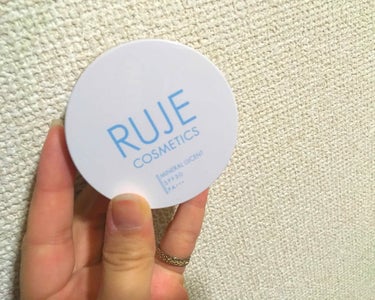 RUJE ミネラルフェイスパウダーモイストを買ってきました🐶⭐

ドンキに買い物を行ったときにこのパウダーを見つけて値段をみるとなんと500円と書いてあり即購入しました🌺

MADE IN JAPANで