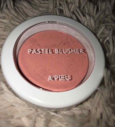 A'PIEU PASTELBLUSHER CR01 

色持ち ★★★★★
発色     ★★★★☆


A'PIEUは韓国で有名なコスメブランドです🍑

会社員AちゃんがYouTubeでオススメしてい