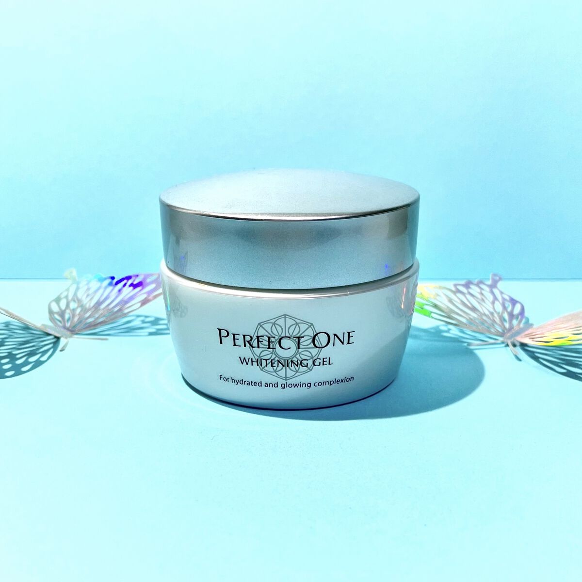 パーフェクトワン　薬用ホワイトニングジェル

これ１つで
化粧水・乳液・クリーム・美容液・パック・化粧下地の
6つの役割を果たしてくれます！
顔のお手入れを時短に済ませてくれる優れもの！

効能・効果
メラニンの生成を抑え、シミ・そばかすを