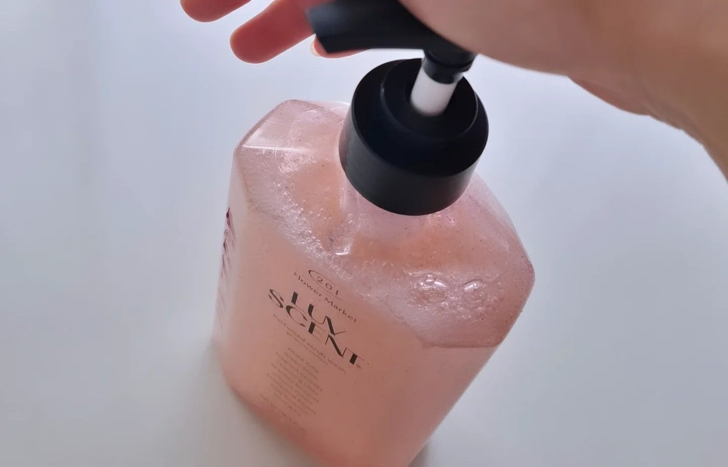 スクラブボディウォッシュ フラワーマーケット ホワイトチューリップ/LUV SCENT/ボディスクラブを使ったクチコミ(2枚目)