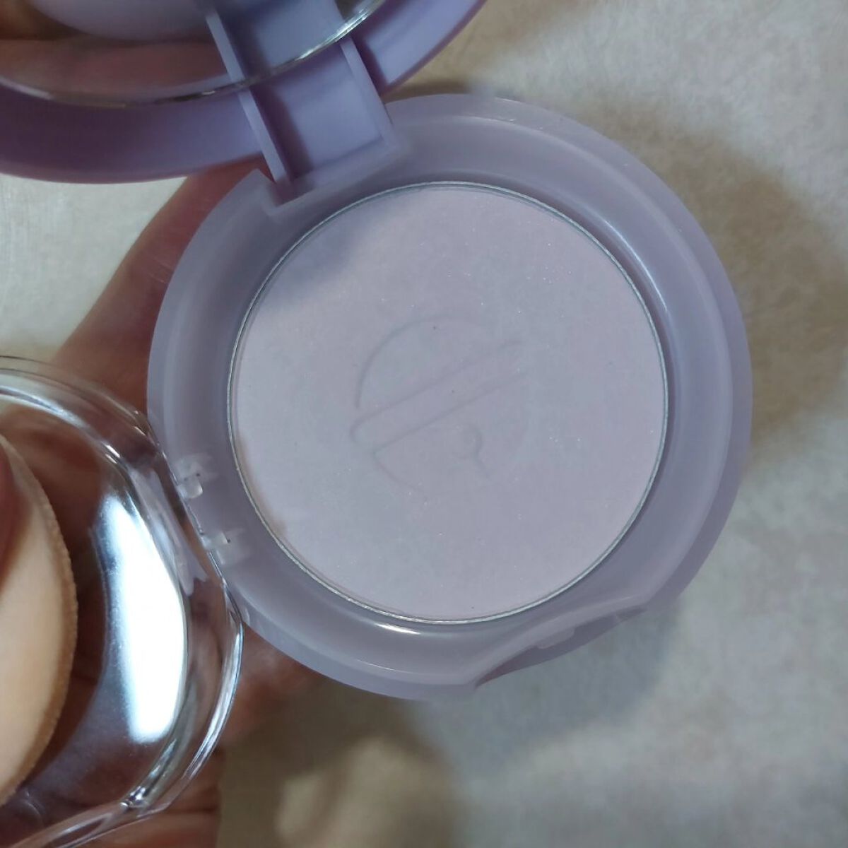 i’m meme パープルコットントーンコントロールパクトのクチコミ「肌を明るくしてくれるピンクパールパウダーと透明感を与えるブルーパールパウダーがバランス良く調色.....」（2枚目）