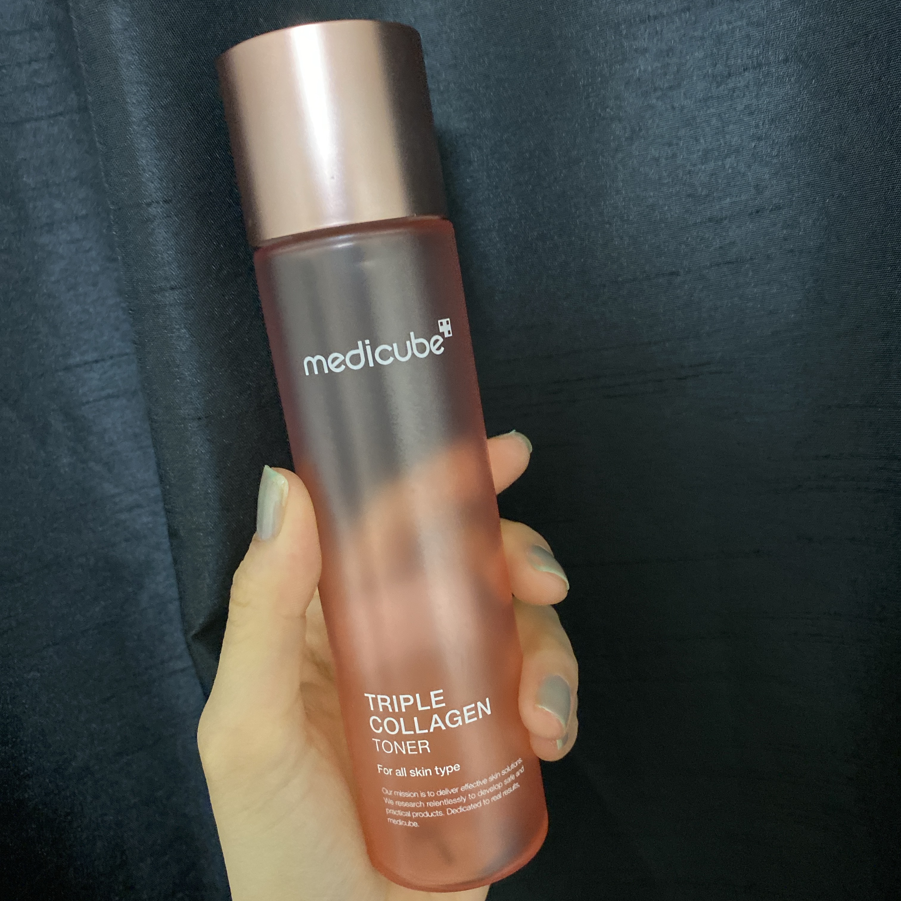 使い切りログ

#MEDICUBE
#もち肌コラーゲントナー3.0

とろとろしっとりコラーゲントナー
動画の量で手の甲と腕に伸ばしましたがちゃんとひんやり保湿されます
（画像は保湿後、わかんないね）

個人的にはもう少し水分感あるタイプが