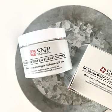 SNP DIAMOND WATER SLEEPING PACKのクチコミ「ヒアルロン酸とダイヤモンドが配合されたスリーピングパックで、肌に水分チャージをしてくれます！
.....」（1枚目）