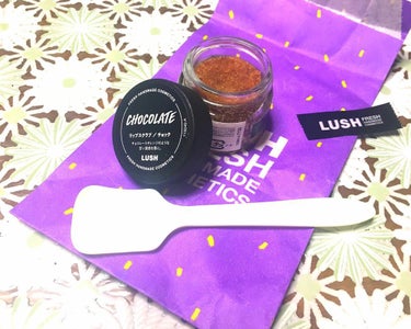 またまたLUSH行ってきました✨
LUSHの定番リップスクラブを指名買いするために！
チョックの使用感
匂いはオランジェットを凝縮してより甘くしたような感じ。少し濡らした唇の上で優しくるくるすると、チョ