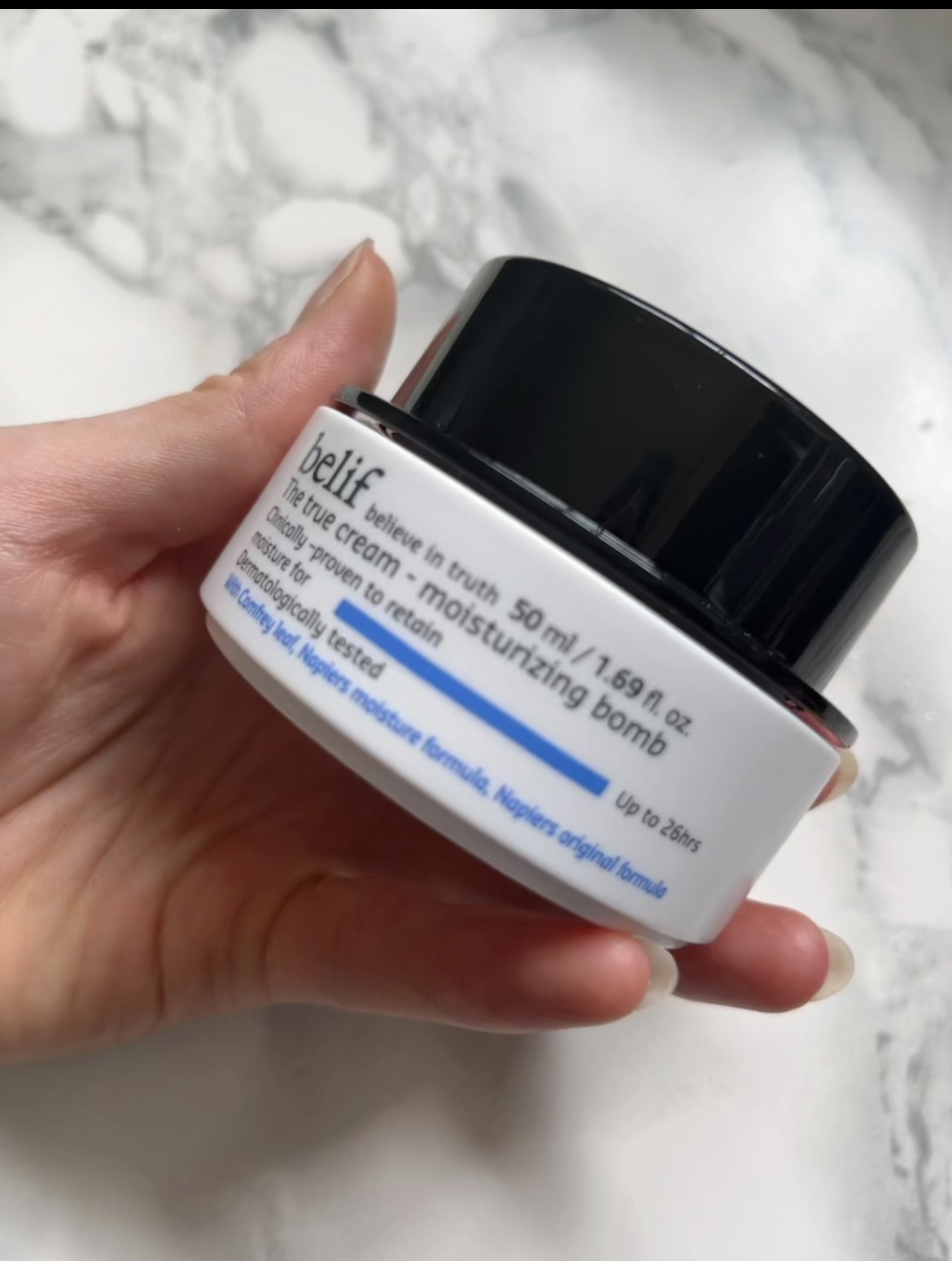 ・ ＼26時間保湿クリーム🧖‍♀️／ ・ ・ @belif
#モイスチャライジングバーム ・ ・ belifといえば！！！
保湿爆弾クリーム
なんと26時間保湿力が持続するクリーム
・
こっくりクリームだけど、伸びが良くしっかりとお肌の潤
