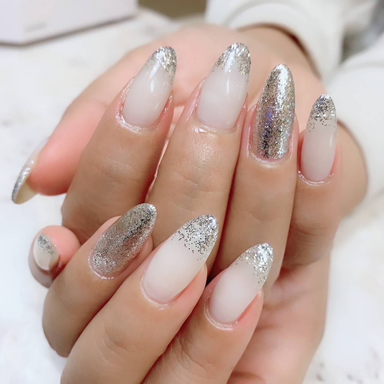 #ホワイトネイル,#冬ネイル,#キラキラネイル,#上品ネイル,#ロングネイルのネイルデザイン