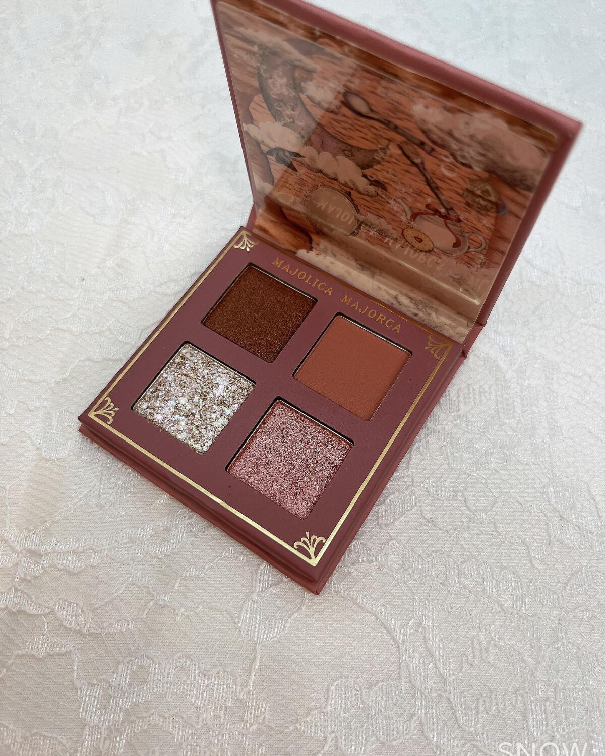 Tomoko/見えない世界から届ける“儚げ透明感メイク“ on LIPS 「マジョマジョの新作アイシャドー「シャドーフラッシュ」がかわいす..」(2枚目)