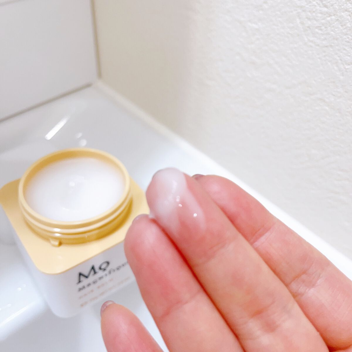 マニフィーク ヘアバームのクチコミ「【スタイリングシリーズ ヘアバーム】
指の体温でとろける質感で
ベタつき感もなく
使いやすいバ.....」（3枚目）