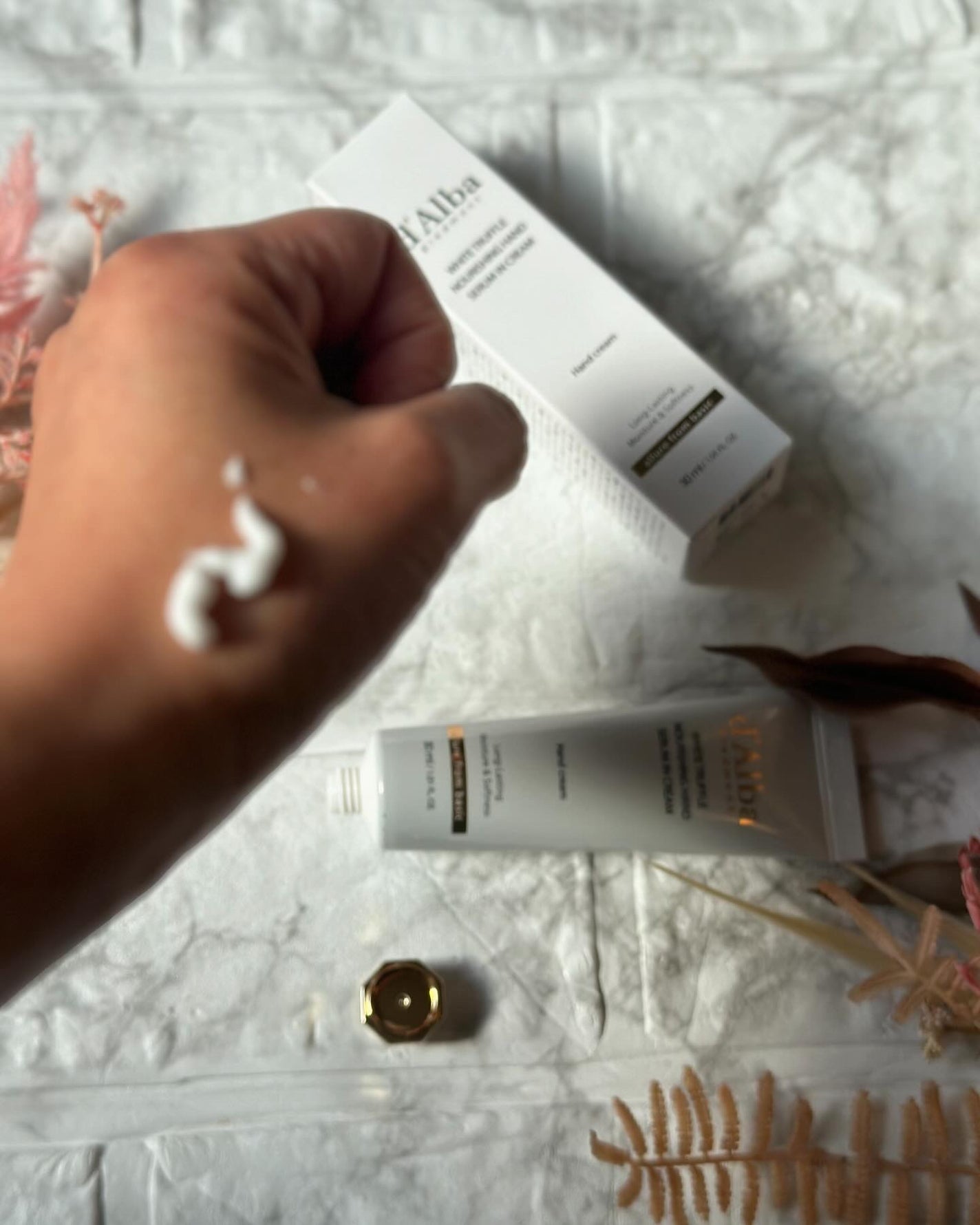 ホワイトトリュフナリシングハンドセラムインクリーム/ダルバ/ハンドクリームを使ったクチコミ(3枚目)