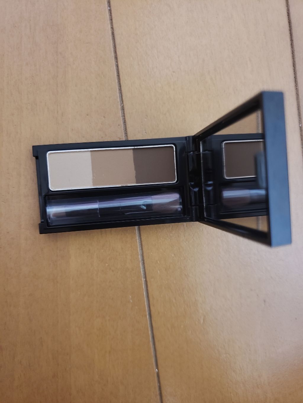 こんばんわ、みぃきぃです😇

今日の紹介
KATE
デザインニングアイブロウ3D
EX-4 ライトブラン系

この前紹介したアイブロウペンシルで眉の輪を書いてこのアイブロウで中を書いていこうと思い購入しました。
付属のブラシが細くて少し固