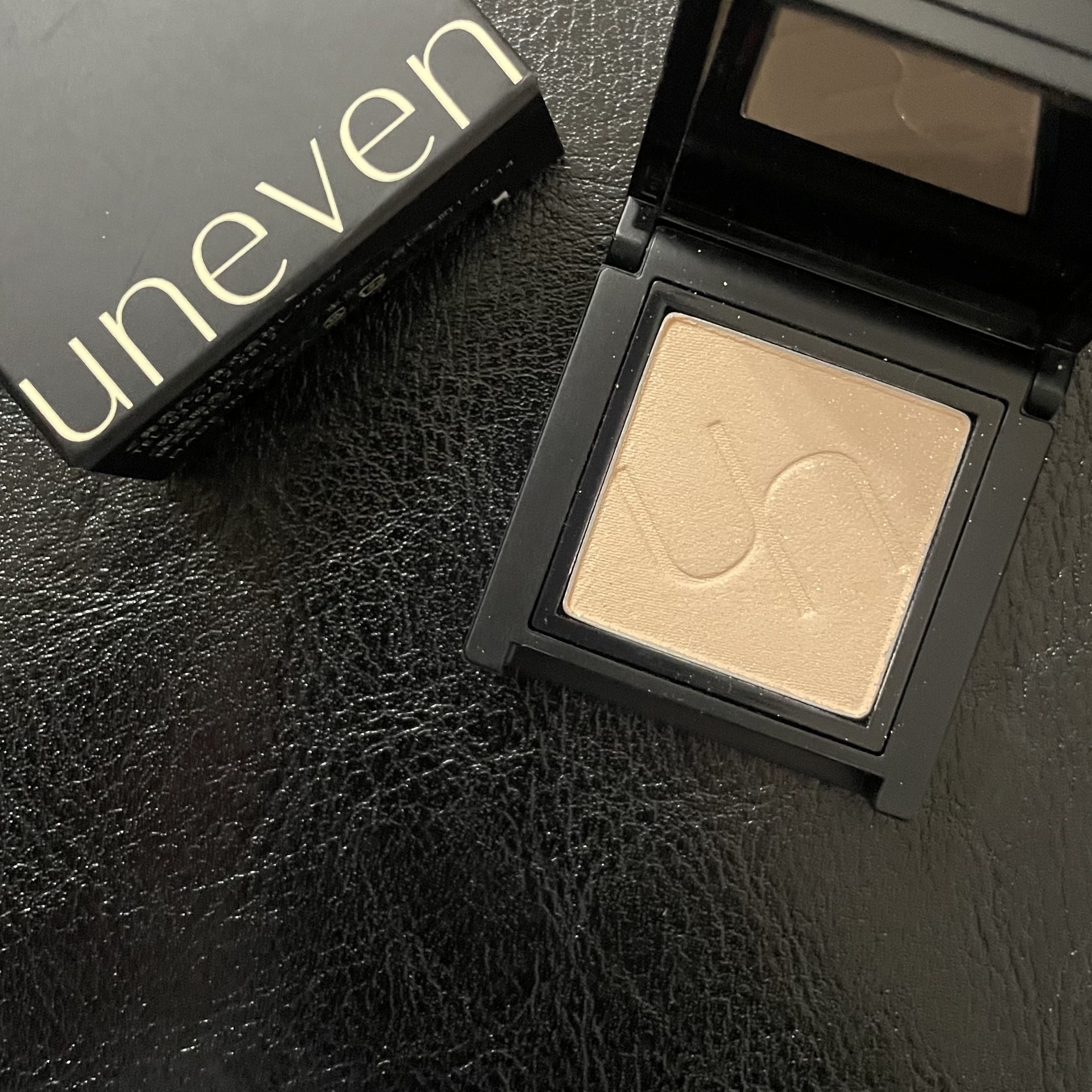 アイシャドウ クルーシャル/uneven/単色アイシャドウを使ったクチコミ（2枚目）