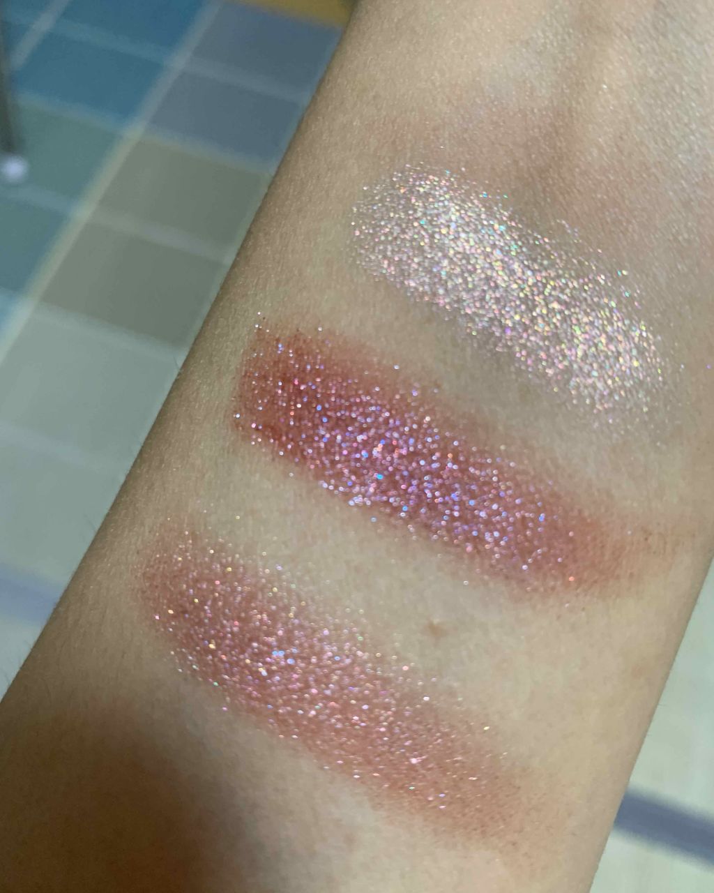 クロミミ on LIPS 「たすけて、みんな〜!!じつは昨日、グリッタープリズムシャドウを..」(3枚目)