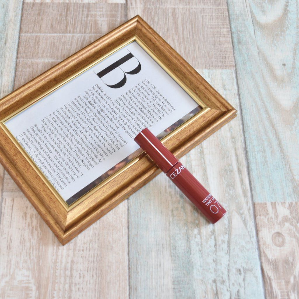 深みのあるブラウンレッドのティントリップ。

気付けば6色目の購入となった、セザンヌのウォータリーティントリップです。

今回購入したのは、07 ビターレッドです。

01ナチュラルピンク、02コーラルレッド、05 プラムレッド、03 ベー