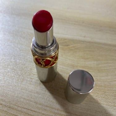 【使った商品】YVES SAINT LAURENT BEAUTE ヴォリュプテ ティントインバーム No.6 タッチミーレッド
【商品の特徴】香りが独特
【使用感】リップクリームのような塗り心地
【良い