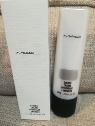 皆様、こんにちはー✨💫✨💫

こちら、

MAC ストロボクリーム シルバーライト

になります！

保湿クリームです！

そうなんです、こちら、ツヤ肌を作りたくて、購入してる方、多いと思いますが、いち