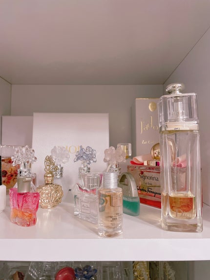 COLOさん˚✧₊⁎❝᷀ົཽ≀ˍ̮ ❝᷀ົཽ⁎⁺˳✧༚ on LIPS 「お部屋にあるミニ香水達と普通の香水♡コスメも沢山増えたけど、な..」(1枚目)