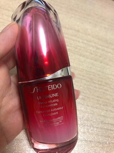 SHISEIDO アルティミューンパワライジングコンセントレイトIII。
リップを買いに行った際にオススメされました。発売4日だったんですね（笑）
資生堂の美容液は良いらしいと何かで見た後だったこと、店