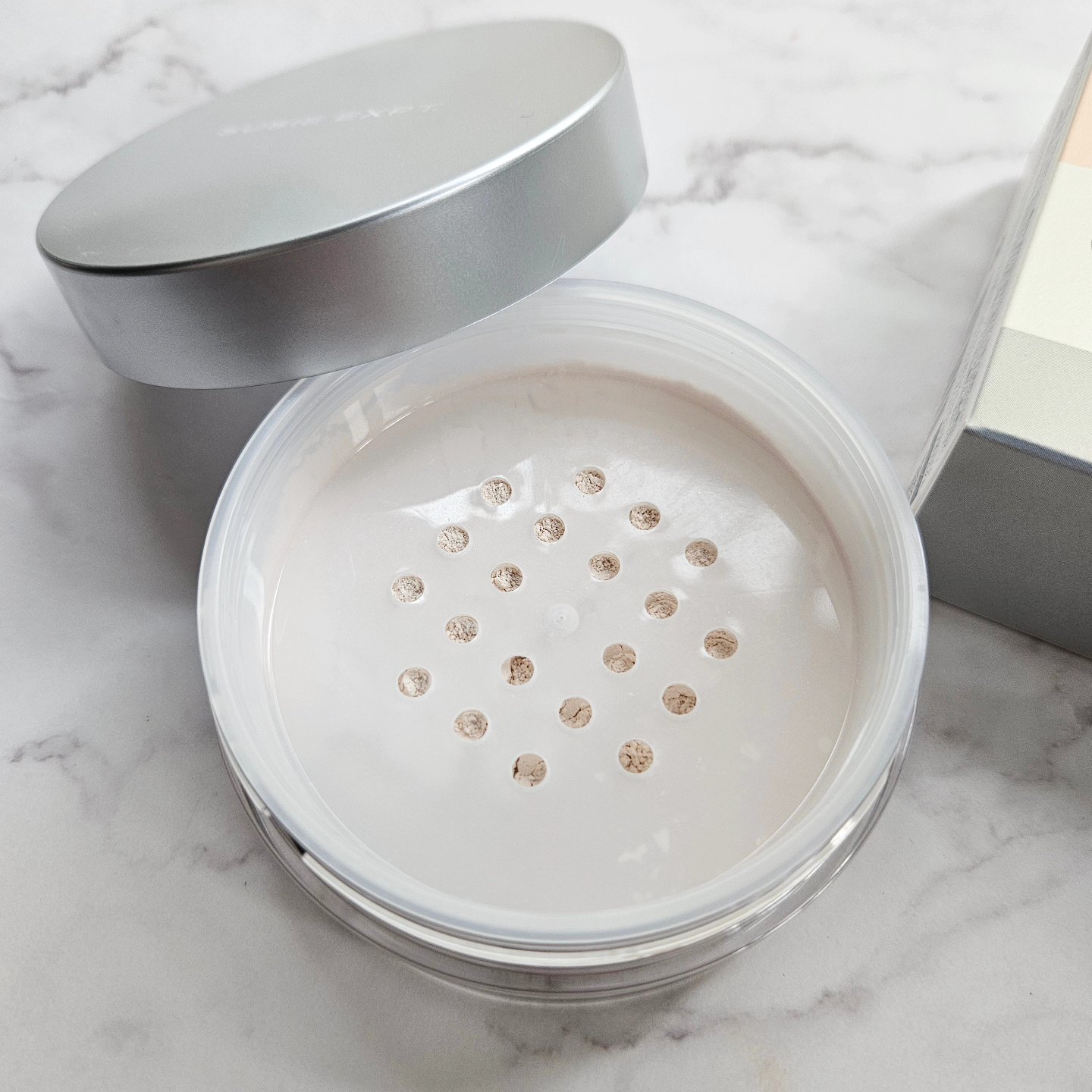 スージー エキスパート マイクロエアリーパウダーＦ/SUSIE N.Y./ルースパウダーを使ったクチコミ（2枚目）