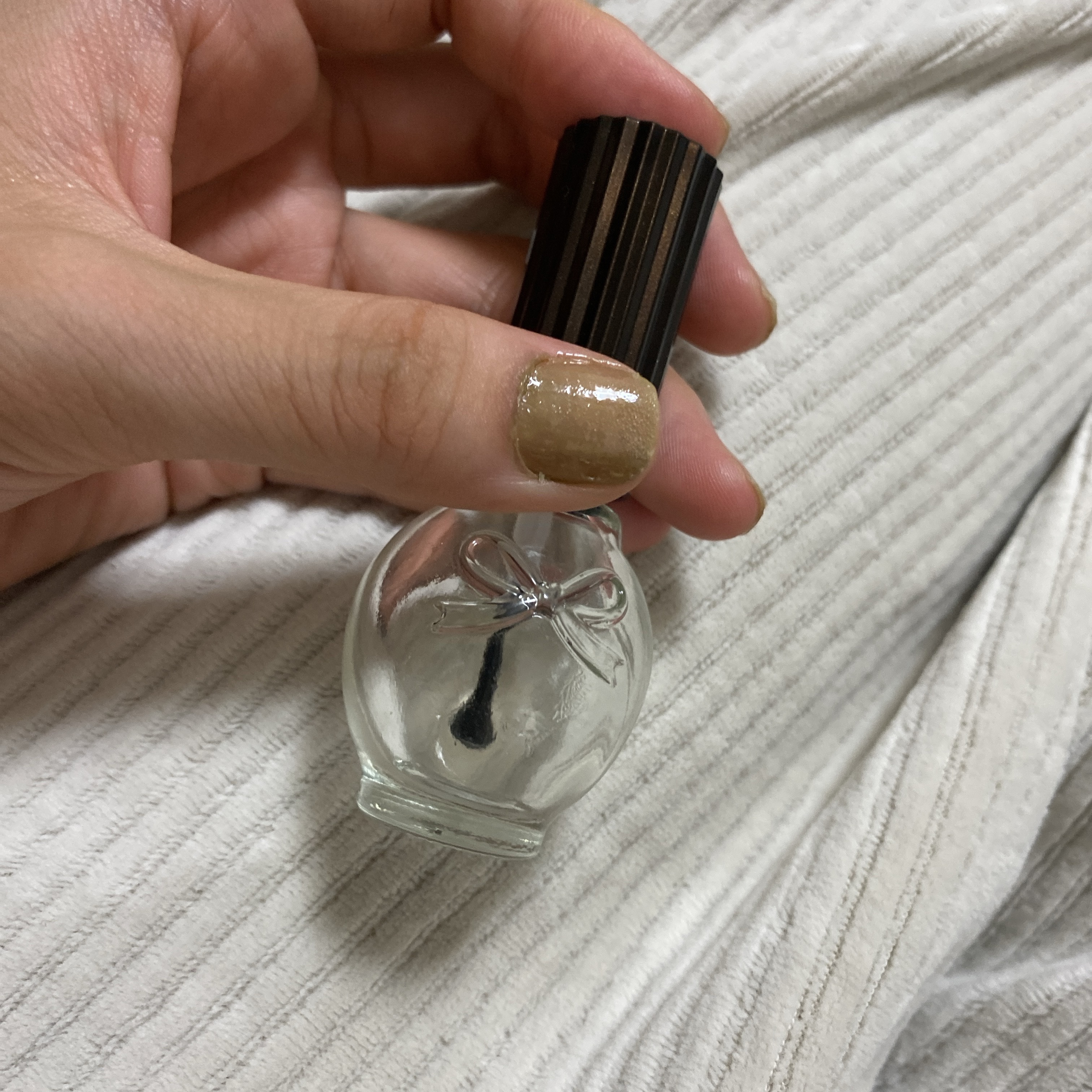 使い切ってないけど捨てようかなの記録

爆速で乾くと話題で買ったトップコート
本当にすぐ乾きます、塗り終わる前に乾き始めます、大変に使いにくいです🫠

すぐに固まる　カチカチになる、1日も持たずぺりぺり剥がれてきて汚い
容器から出すと粘度