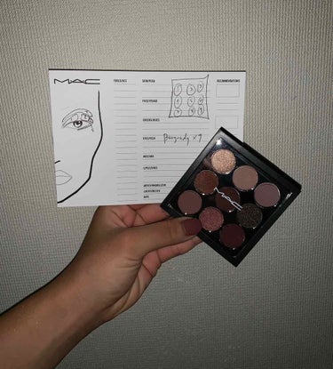 M・A・C  small eye shadow×9
Burgundy 

海外風アイメイクがしたくて店員さんに聞いたら絵つきで教えてくれた👀
macのアイシャドウは発色がいいし、このパレットはバーガンデ