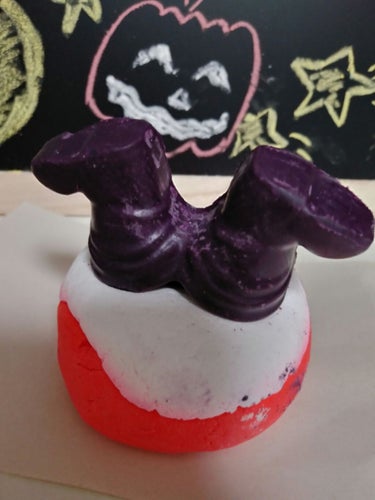 ハロウィーンのLush バスボム

イランイランっていう香りにバター保湿性効果ありです。

赤紫色のお湯ができます。

お肌しっとり🎵

量は半分が１回量

ハロウィン🎃気分で楽しめます。