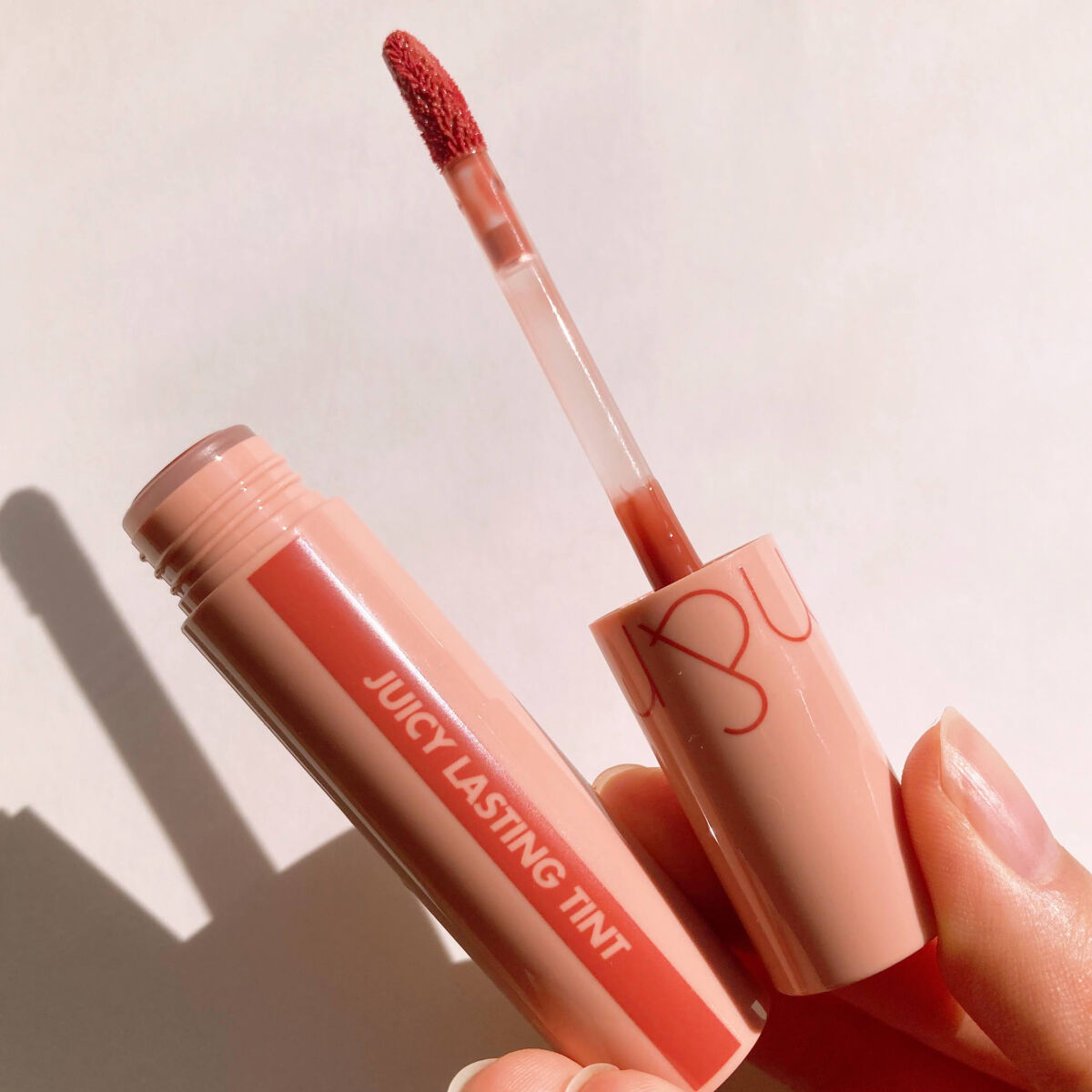 ジューシーラスティングティント/rom&nd/リップティントを使ったクチコミ（2枚目）