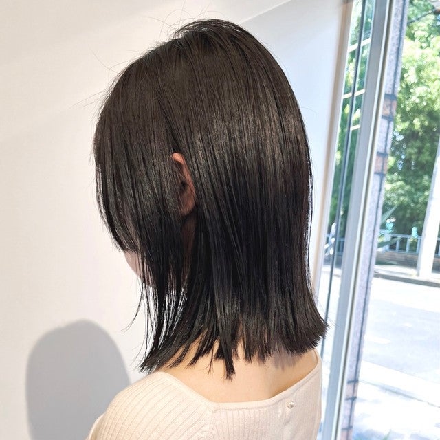 黒髪が美しい女性の後ろ姿。