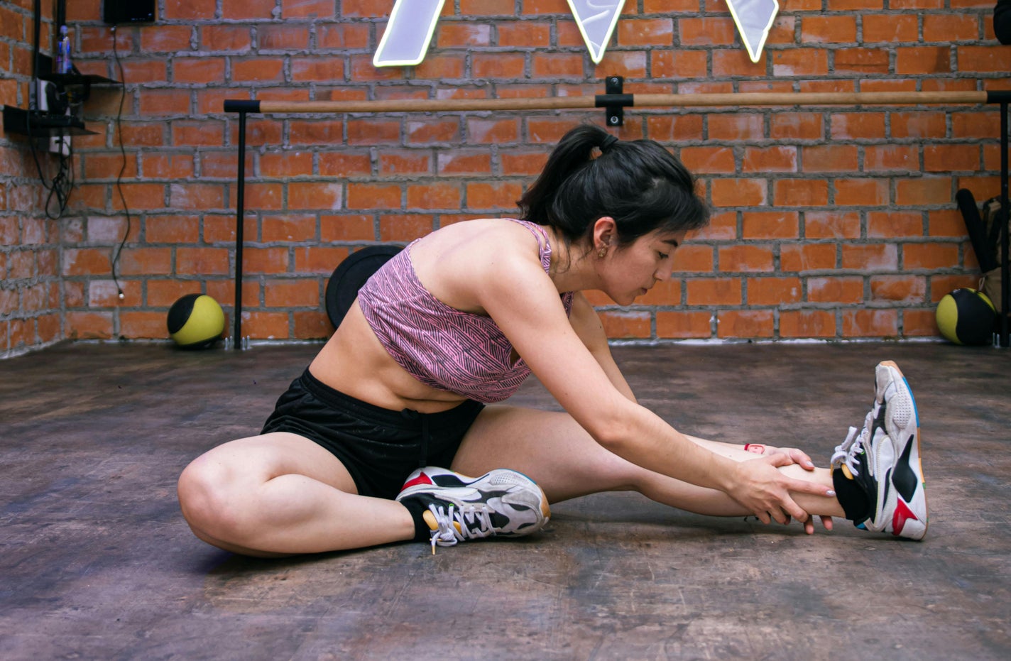 片足を伸ばしてトレーニングをする女性