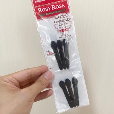 𓅯 ⸒⸒ ROSY ROSA アイシャドウチップ ダブル 6P

6本入りのパウダー用アイシャドウチップ🪄
スポンジがすぐよれそうな感じはなく、
程よいやわらかさでムラなく塗りやすくて
瞼への密着感も良い感じ𓂃

薬局で買えて価格もお値打ちなので
100均などのアイシャドウチップよりも
断然使いやすいです👯‍♀️

アイシャドウチップの付いてない
アイシャドウパレットでの使用に大活躍しています😚



#rosyrosa
#ロージーローザ
#アイシャドウチップの画像 その0